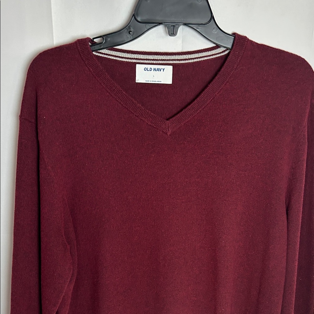 Old Navy Men's V-Neck Sweater in Wine Red